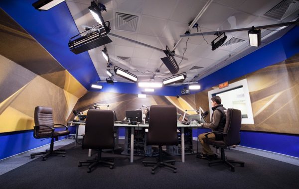 Multi-camera TV studio for online broadcasting